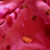 Miniatura de foto de Manchas rojas y rosas con bolas doradas