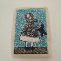 Miniatura de foto de Broche de tela bordada niña rectangular azul