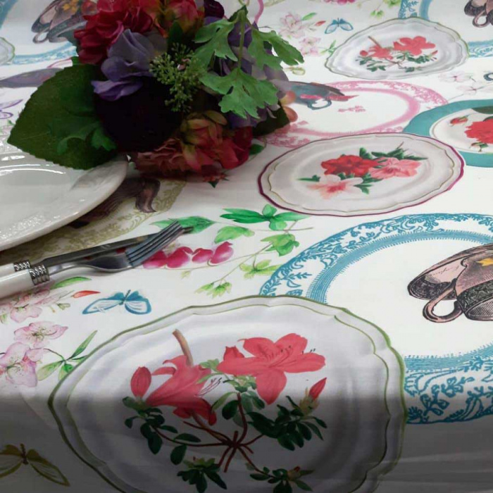 Foto de Mantel  blanco, estampado platos, tazas y flores