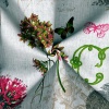 Miniatura de foto de Tela lino estampado  flores rojas y rosas con mariposas