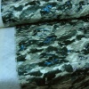 Miniatura de foto de Acolchado gris con manchas negras y azules