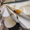Miniatura de foto de Satén estampado gris con flores blancas grandes