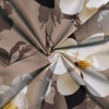 Miniatura de foto de Satén estampado gris con flores blancas grandes