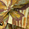 Miniatura de foto de Resinado hojas ocres y amarillas, fondo beige