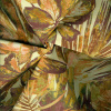 Miniatura de foto de Resinado hojas ocres y amarillas, fondo beige
