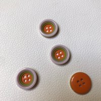 Miniatura de foto de Botón malva y naranja 18mm.