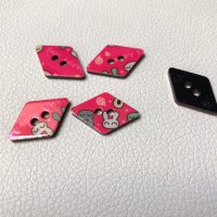 Miniatura de foto de Botón rombo rosa 17x15mm.