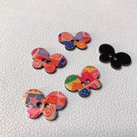 Miniatura de foto de Botón forma de mariposa multicolor 25x15mm.
