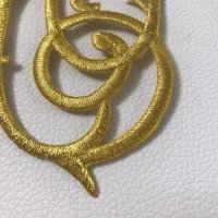 Miniatura de foto de Aplicación termoadhesiva letra M Virgen María metalizada oro. 