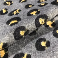 Miniatura de foto de Coralina jacquad ánimal print gris y amarillo.