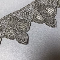 Miniatura de foto de Puntilla guipur metalizado plata mate