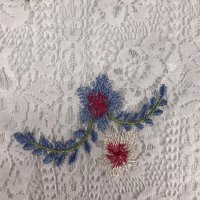 Miniatura de foto de Encaje bordado florecillas multicolor blanco