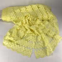 Miniatura de foto de Encaje guipur amarillo con perlas