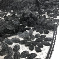 Miniatura de foto de Encaje negro con hojas