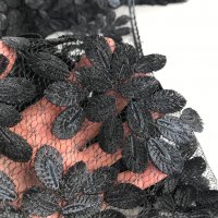 Miniatura de foto de Encaje negro con hojas