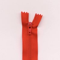 Miniatura de foto de Cremallera de nylon cerrada 22cm escarlata