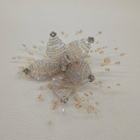 Miniatura de foto de Broche flor de rocalla blanco