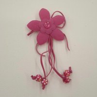 Miniatura de foto de Flor de antelina y madera rosa con imperdible 
