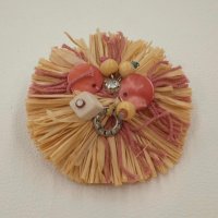 Miniatura de foto de Flor de ráfia y abalorios rosa