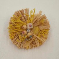 Miniatura de foto de Flor de rafia y abalorios amarilla