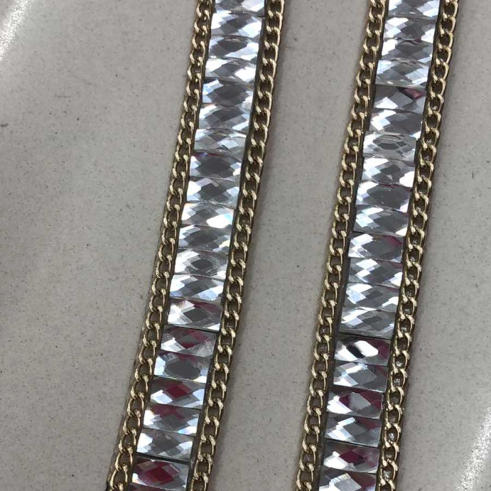 Tira de cristales con cadena dorada. 18 mm