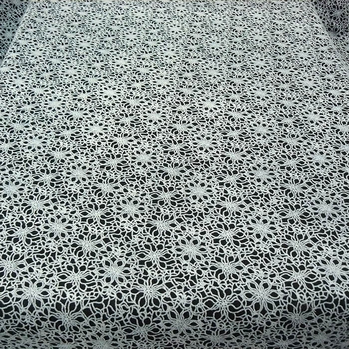 Foto de Muflón negro estampado terciopelo gris