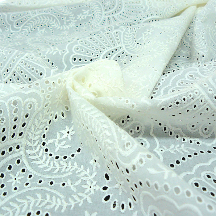 Foto de Batista de algodón bordado y perforado blanco