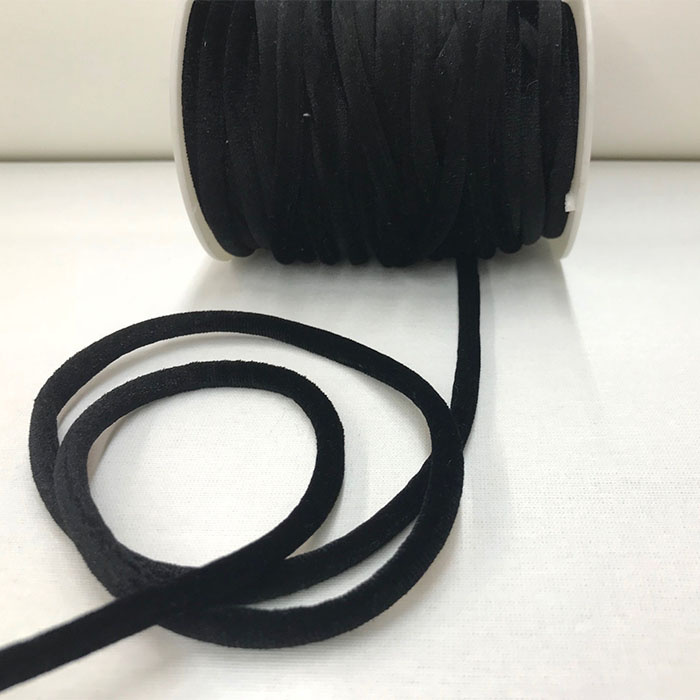 cordón de terciopelo negro