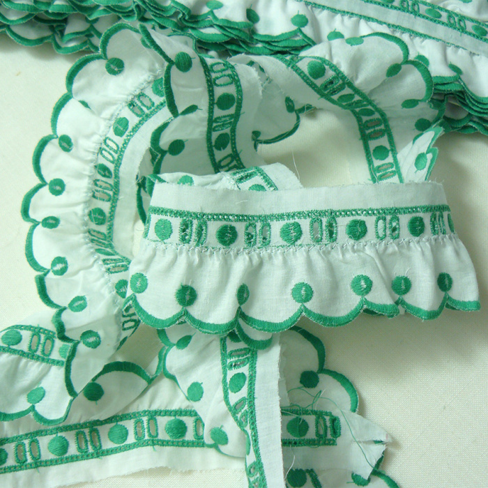 Foto de Tira bordada fruncida pasacintas blanco y verde 55mm