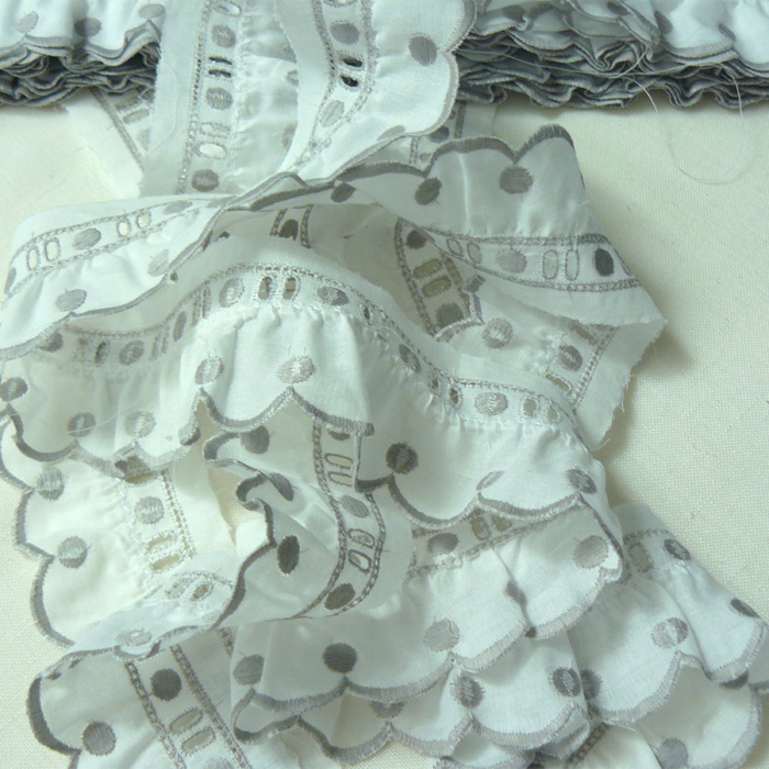 Foto de Tira bordada fruncida pasacintas blanco y gris 55mm