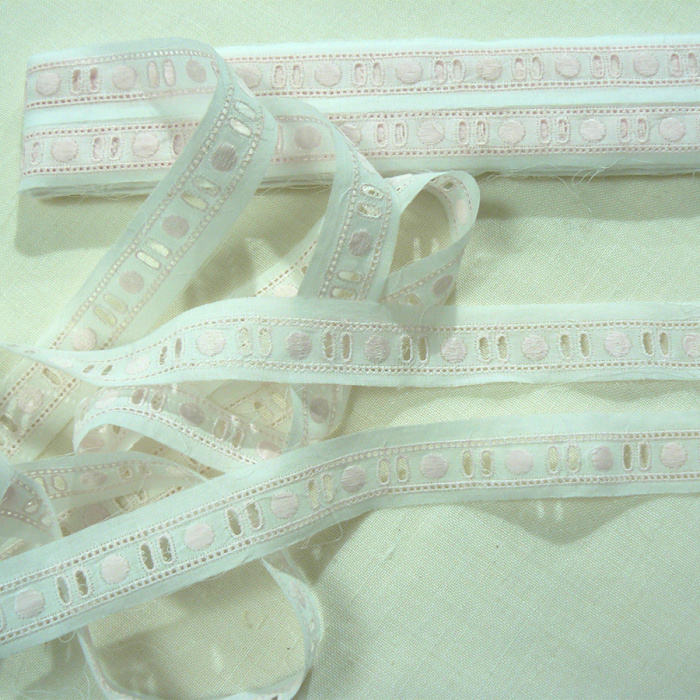 Entredós pasacintas batista blanco y rosa 25mm
