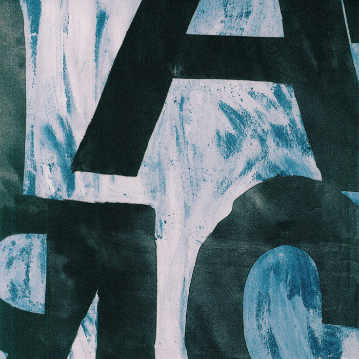 Foto de Satén estampado trazos azules, letras enormes negras