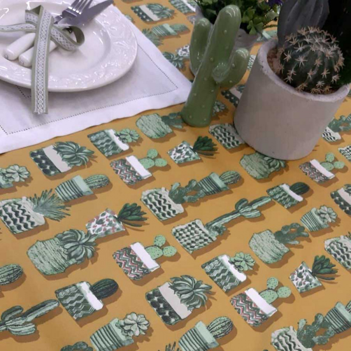Foto de Mantel resinado amarillo con cactus