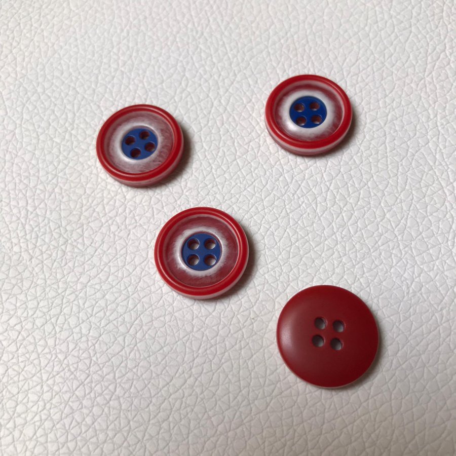 botón rojo entre muchos botones negros en azul 10815967 Foto de