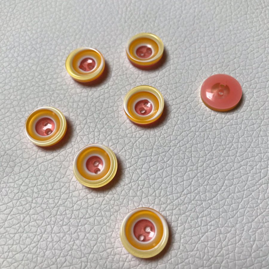 Botón amarillo y rosa 13mm.
