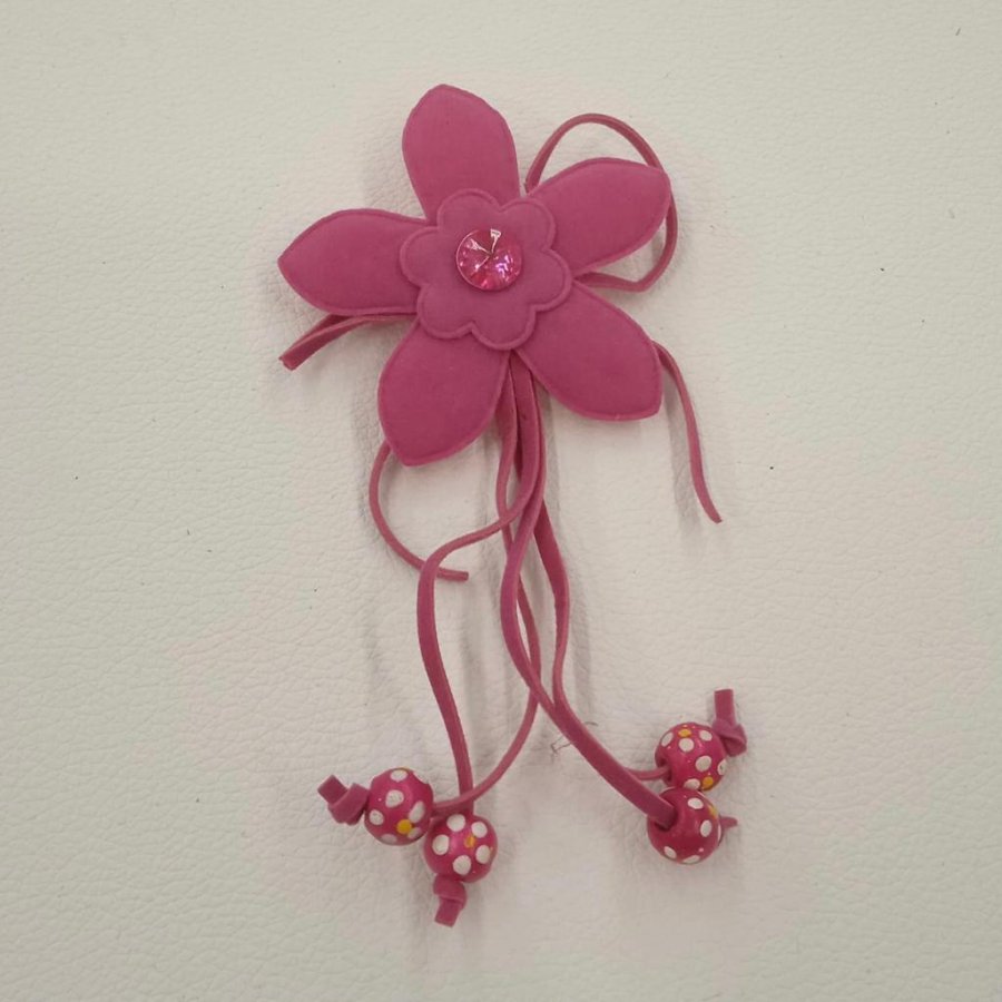 Foto de Flor de antelina y madera rosa con imperdible 