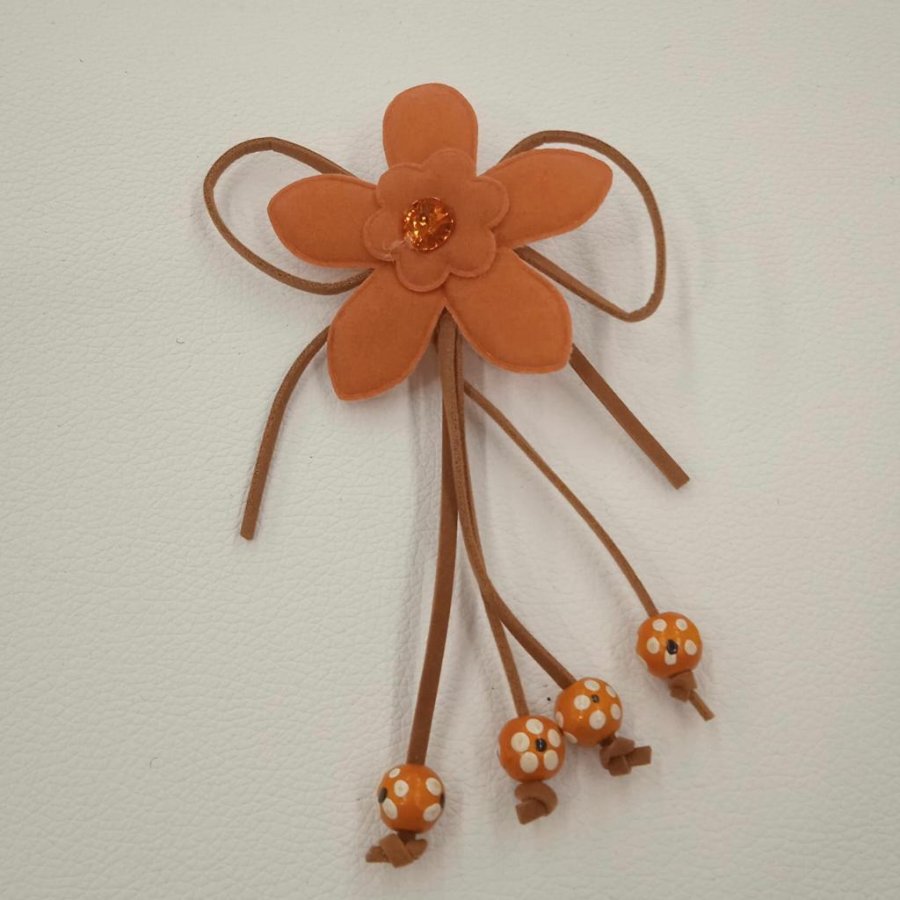 Foto de Flor de antelina y madera naranja con imperdible