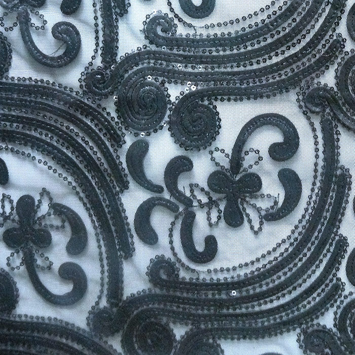 Foto de Tul bordado con aplicaciones, polipiel y lentejuelas negro